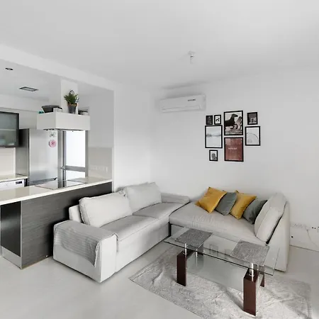 Glabur - The Fabulous 2 Bdr - City, Free Parking & Wifi, Welcomes You!!!