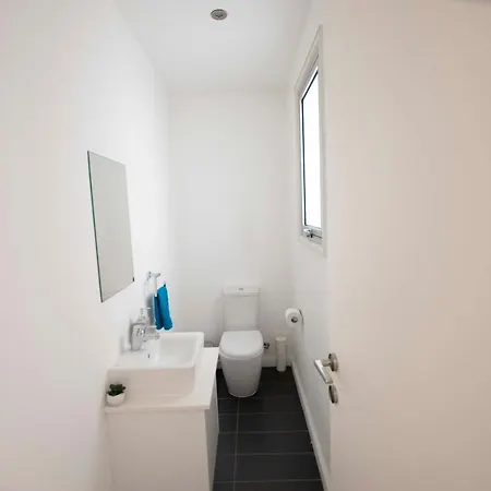 Glabur - The Fabulous 2 Bdr - City, Free Parking & Wifi, Welcomes You!!! Apartment